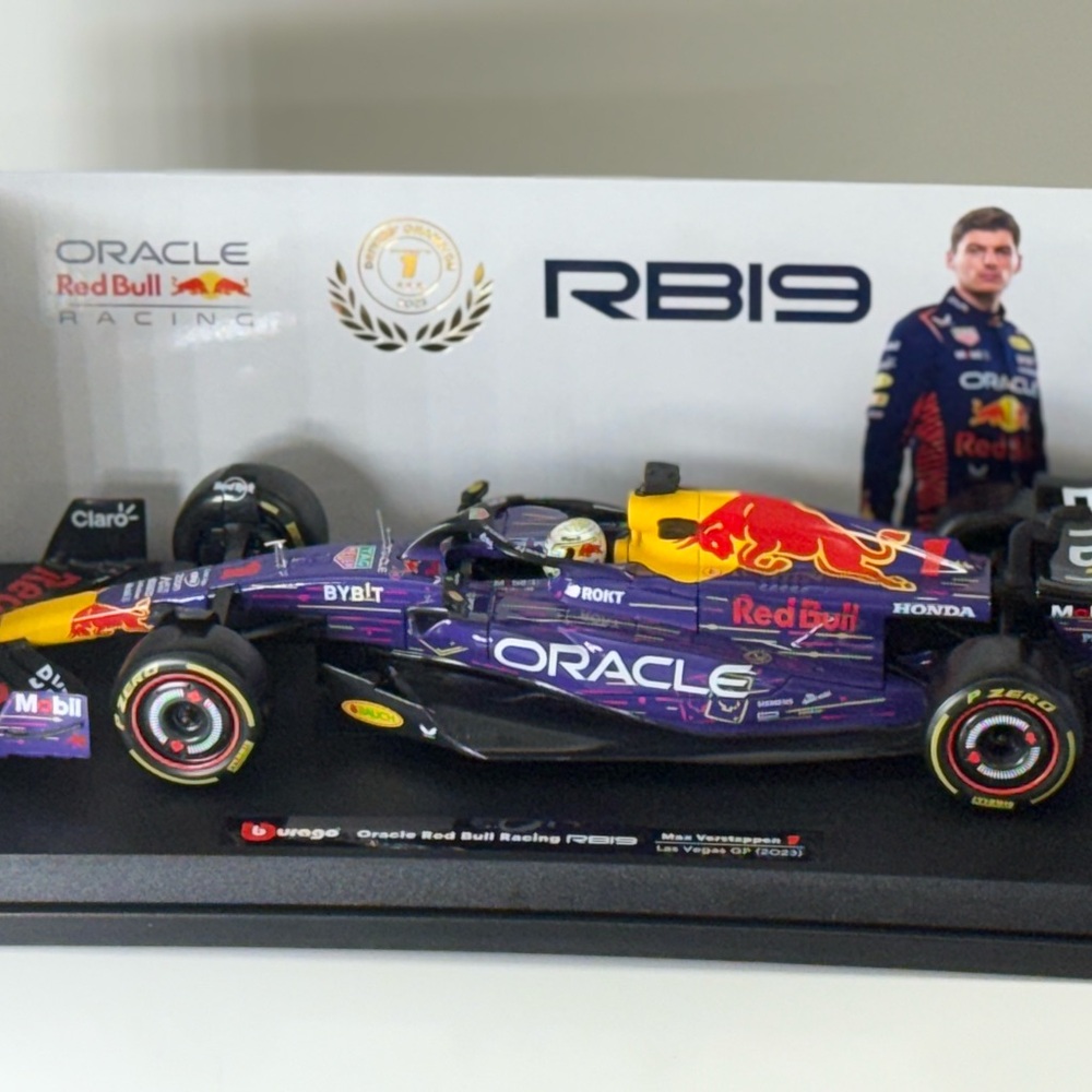 Red Bull Racing RB19 Model Car - Picture 12 of 15